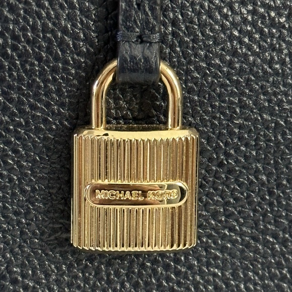 Michael Kors squared purse - Picture 2 of 6